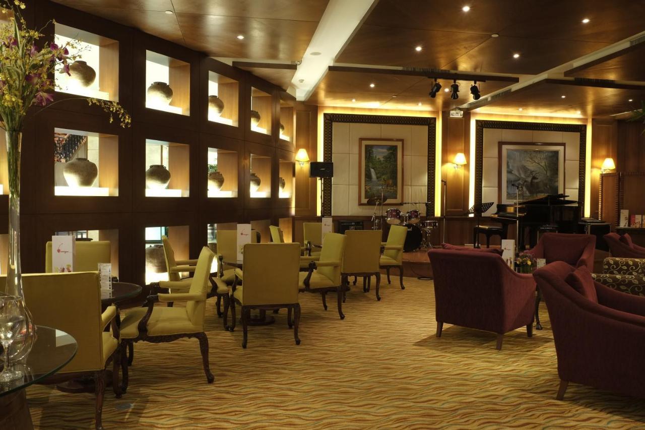 Hotel Marco Polo Plaza Cebu Stadt Exterior foto The lounge at the airport