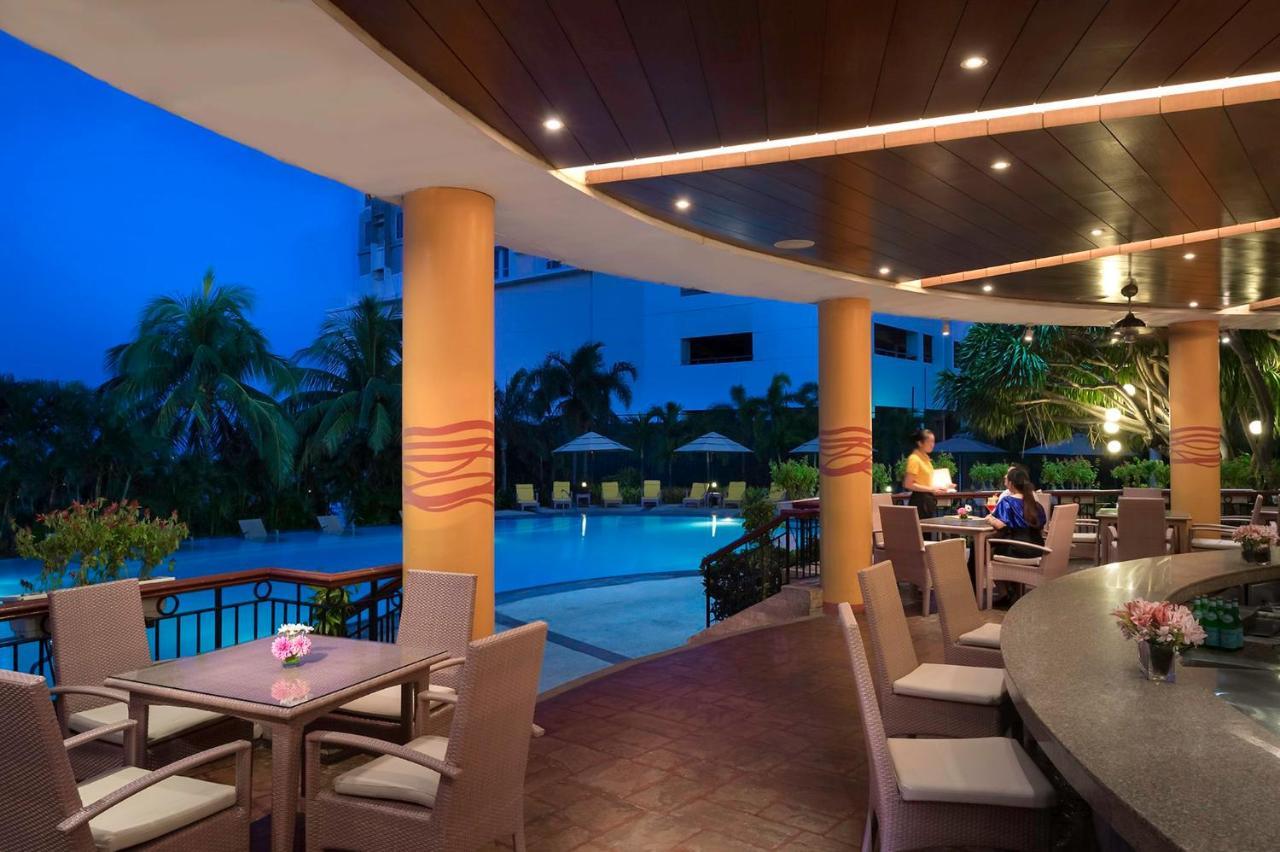 Hotel Marco Polo Plaza Cebu Stadt Exterior foto The poolside bar at the hotel