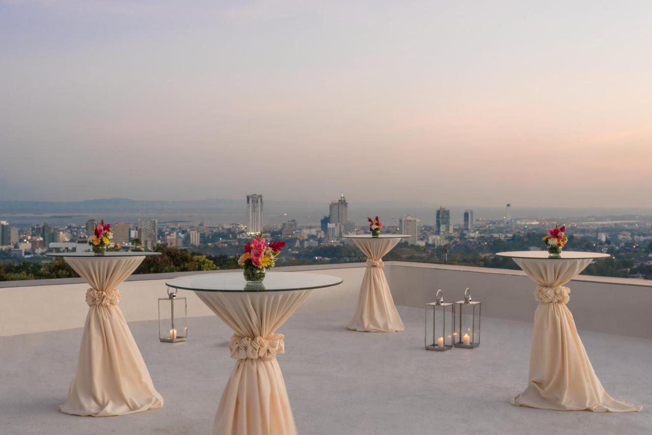 Hotel Marco Polo Plaza Cebu Stadt Exterior foto The View
