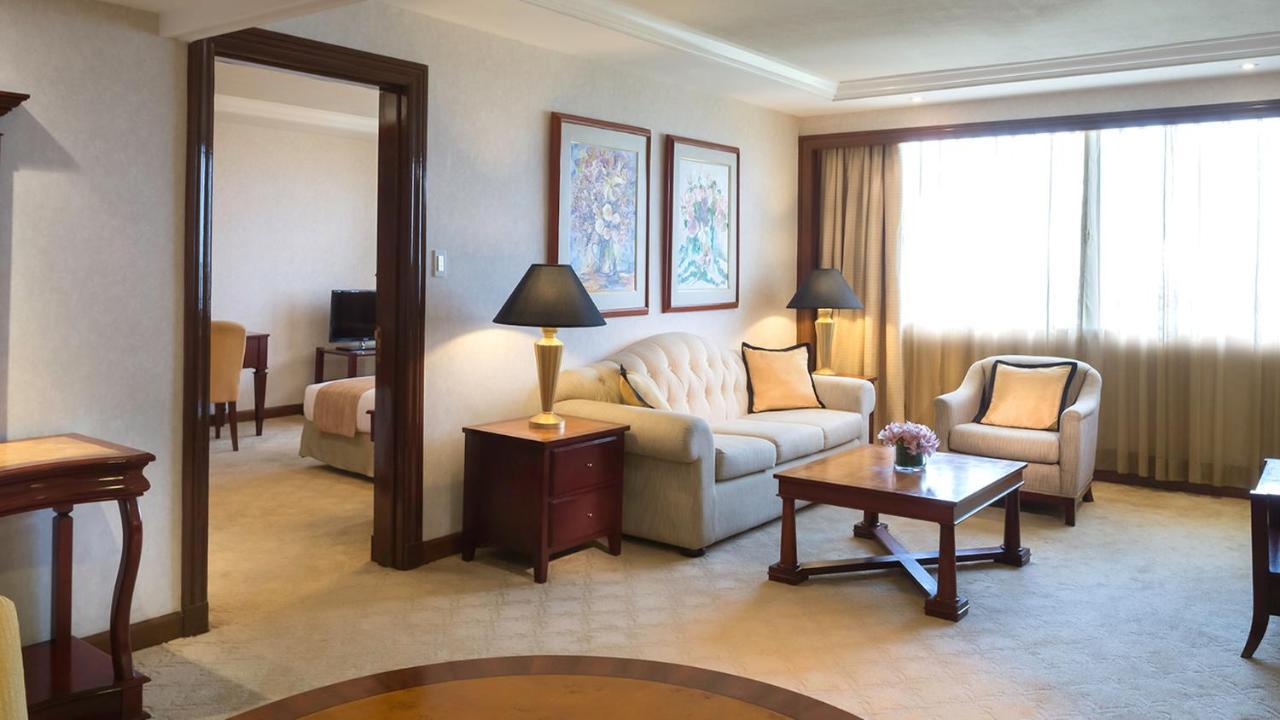 Hotel Marco Polo Plaza Cebu Stadt Exterior foto A suite at the InterContinental