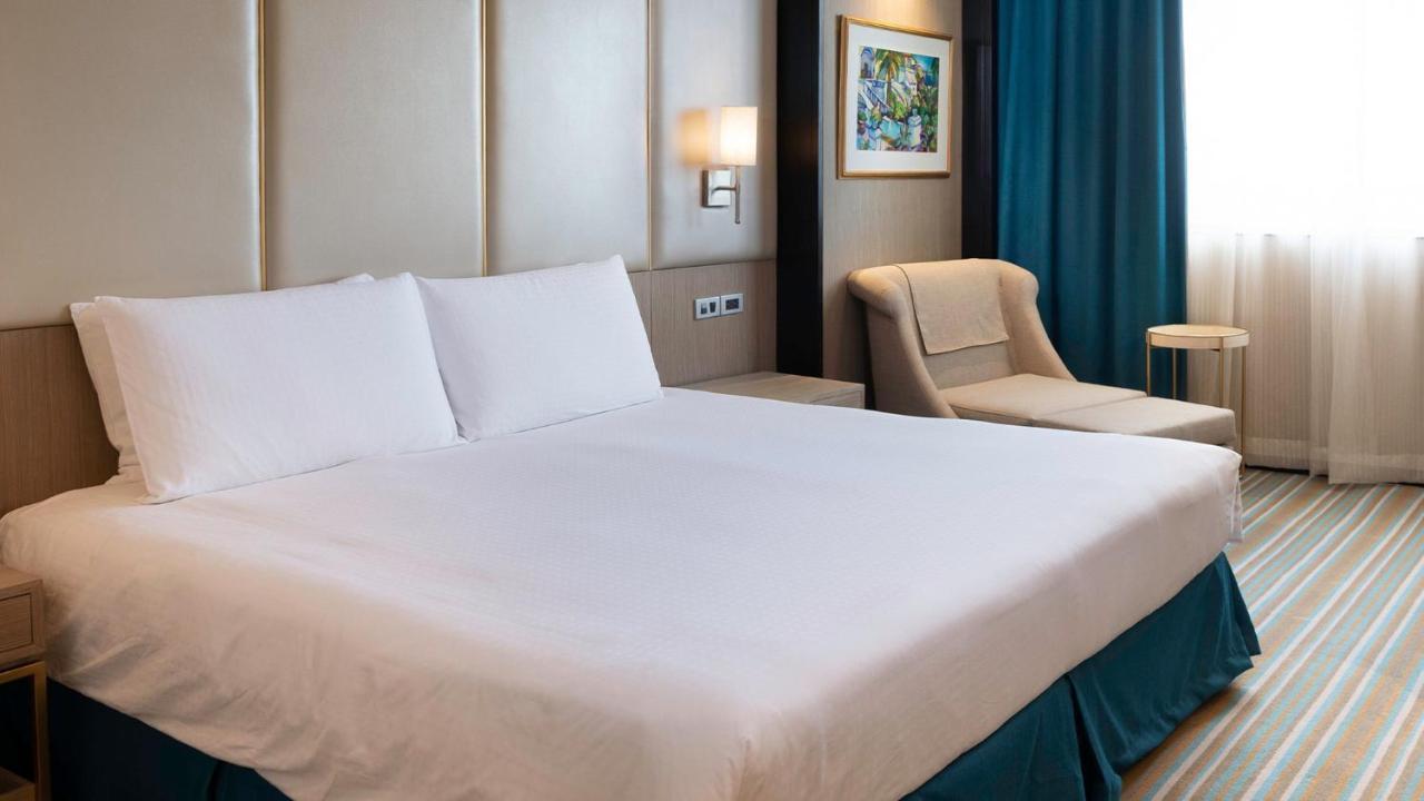 Hotel Marco Polo Plaza Cebu Stadt Exterior foto A bed with a bed skirt