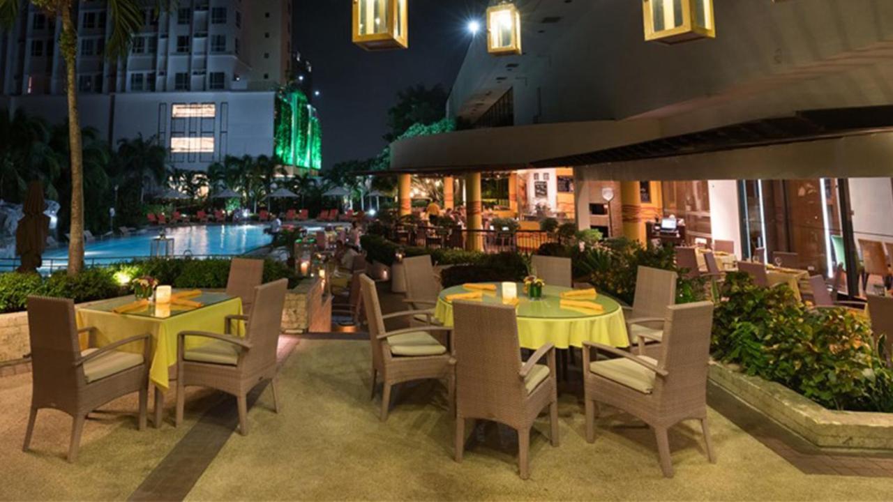 Hotel Marco Polo Plaza Cebu Stadt Exterior foto The Pool Bar
