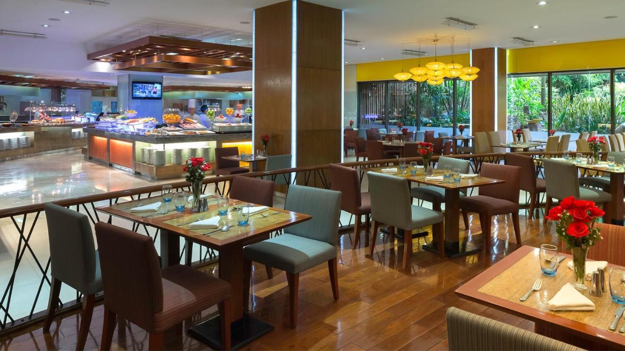 Hotel Marco Polo Plaza Cebu Stadt Exterior foto The Garden Grill
