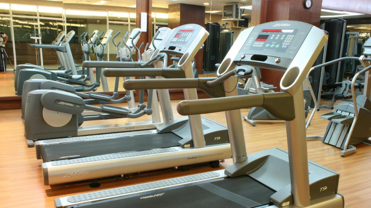 Hotel Marco Polo Plaza Cebu Stadt Exterior foto Treadmills in a gym