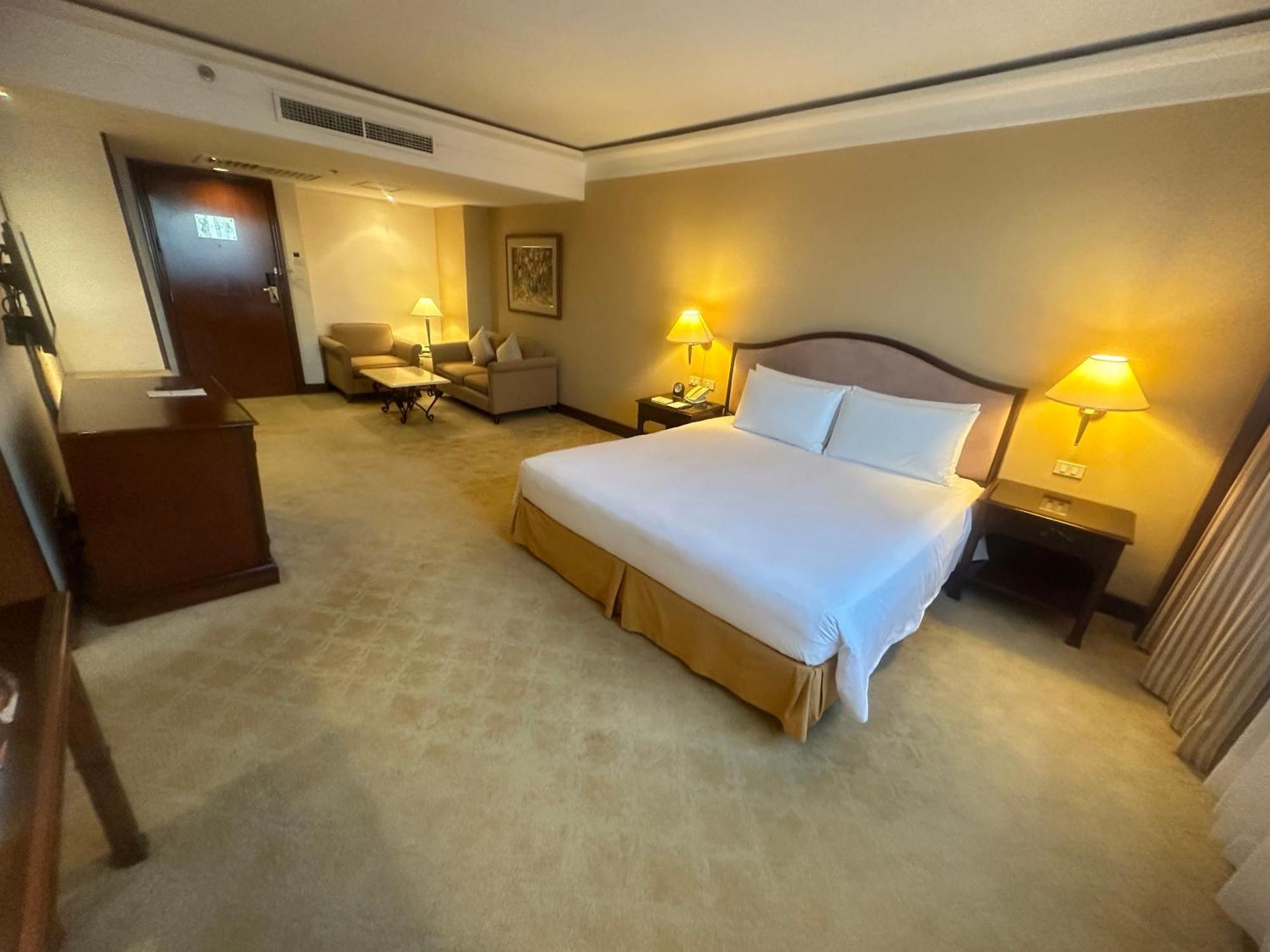 Hotel Marco Polo Plaza Cebu Stadt Exterior foto A room at the hotel