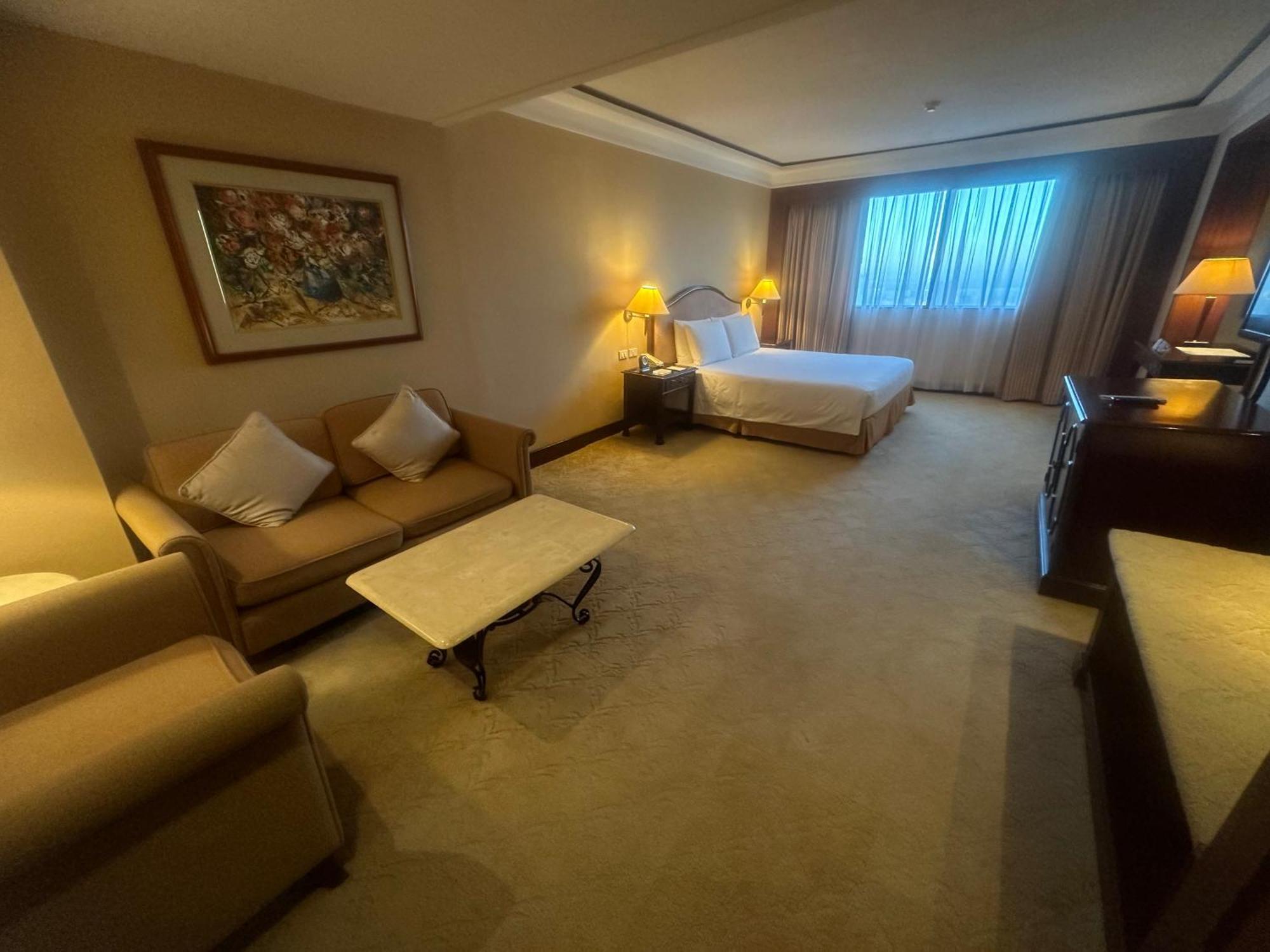 Hotel Marco Polo Plaza Cebu Stadt Exterior foto A suite at the hotel