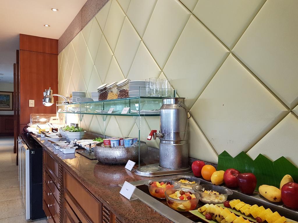 Hotel Marco Polo Plaza Cebu Stadt Exterior foto A buffet at a hotel