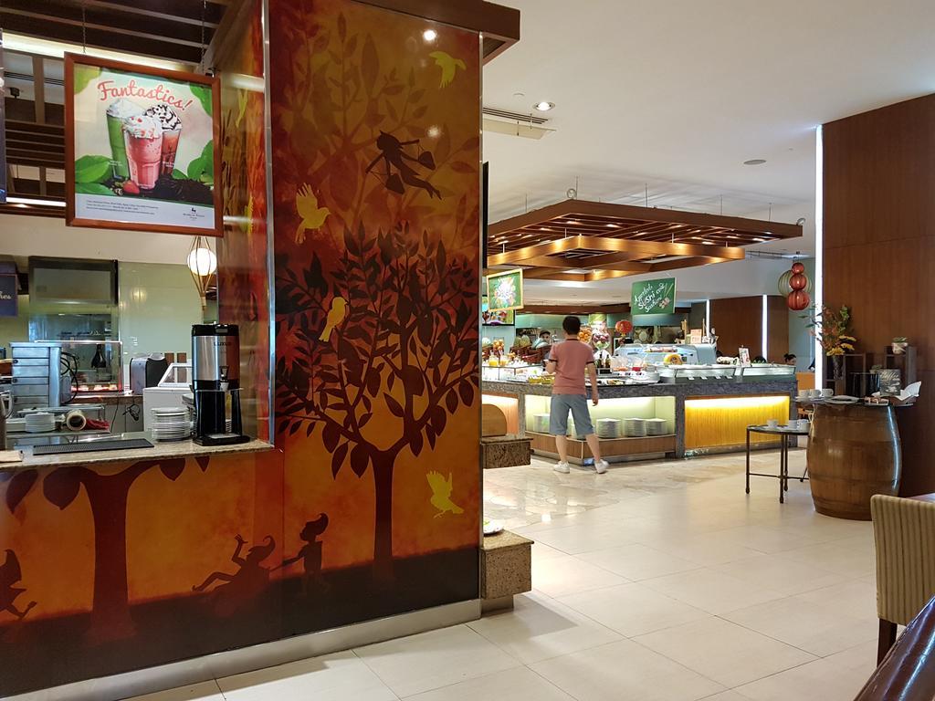 Hotel Marco Polo Plaza Cebu Stadt Exterior foto The Coffee Bean & Tea Leaf in the lobby of the Royal Plaza Hotel, Bangkok, Thailand