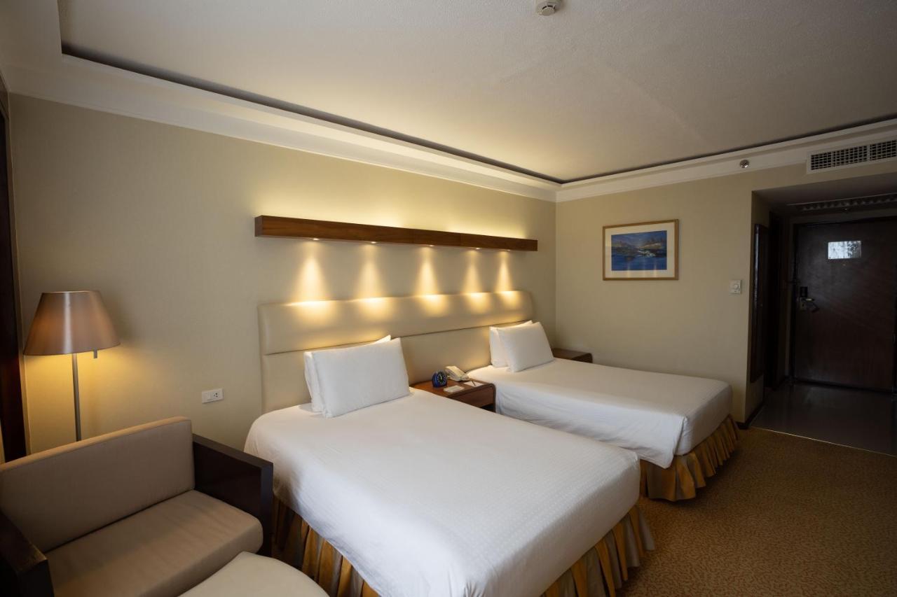 Hotel Marco Polo Plaza Cebu Stadt Exterior foto A room at the hotel