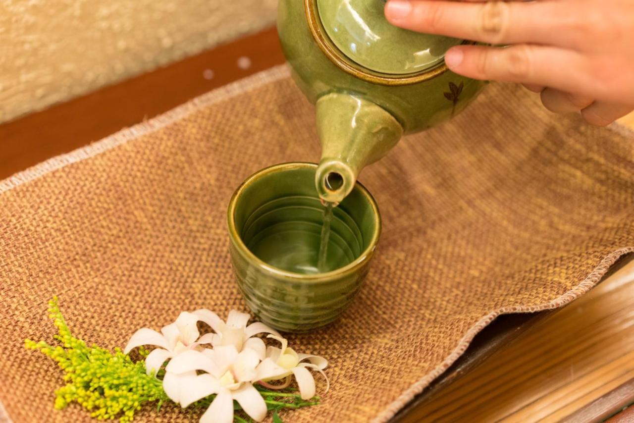 Hotel Marco Polo Plaza Cebu Stadt Exterior foto A kyusu being used to serve Japanese tea