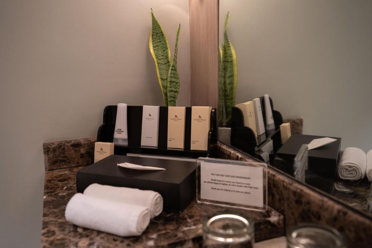 Hotel Marco Polo Plaza Cebu Stadt Exterior foto Amenities in a hotel bathroom