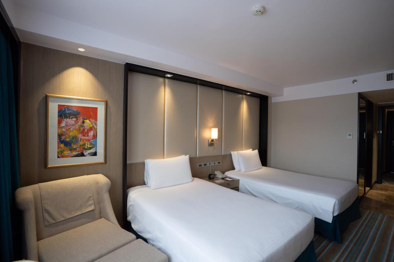 Hotel Marco Polo Plaza Cebu Stadt Exterior foto A room at the hotel