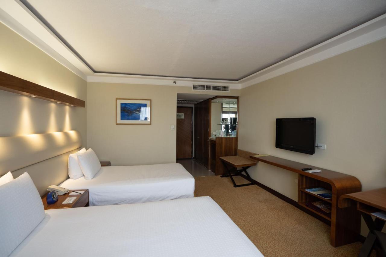 Hotel Marco Polo Plaza Cebu Stadt Exterior foto A room at the hotel